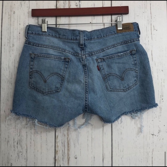 Red Tab 505 Straight Leg Levi’s Cut-Off Shorts - Picture 10 of 10